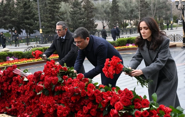 Medianın İnkişafı Agentliyinin kollektivi "Ana harayı" abidəsini ziyarət edib