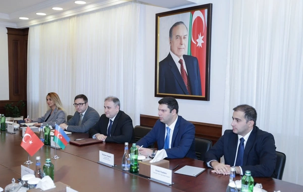 Vüqar Mustafayev Səlcuq Bayraktarla hərbi-texniki əməkdaşlığı müzakirə edib