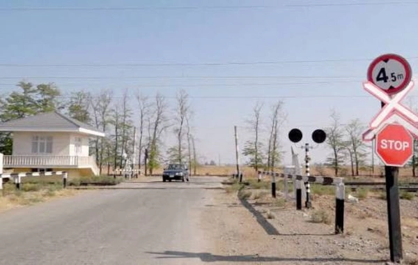 Polisdən sürücülərə dəmir yolu keçidləri ilə bağlı XƏBƏRDARLIQ
