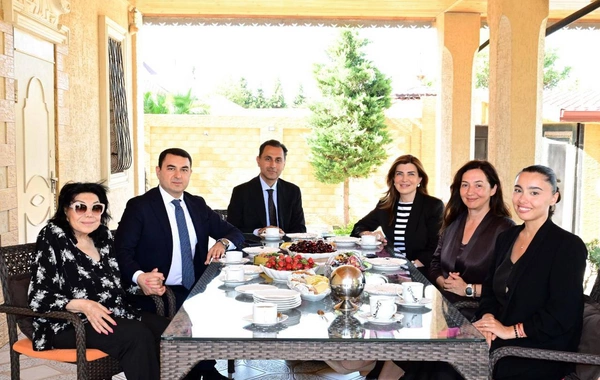 Nazir 85 yaşı tamam olan Flora Kərimovanı evində ziyarət etdi