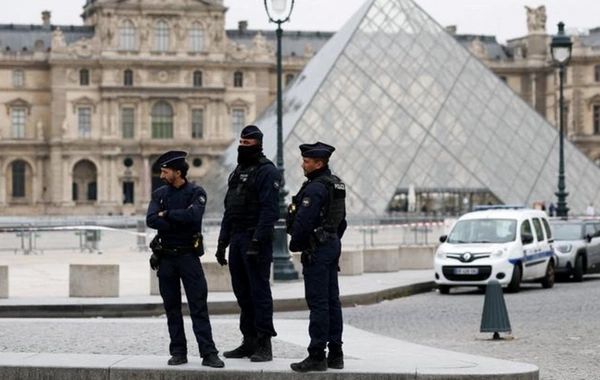 Paris prokuroru Luvr soyğunçuluğu şübhəlilərinin həbsi xəbərinin yayılmasını pisləyib