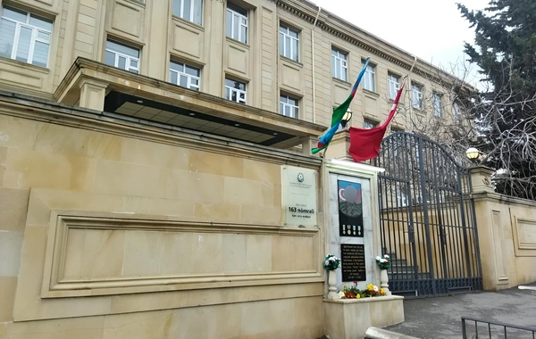 163 nömrəli məktəbdə 10-cu sinif şagirdi pəncərədən yıxılıb - VƏZİYYƏTİ BİLİNDİ