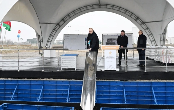 İlham Əliyev Sumqayıt Sənaye Parkında polipropilen və laminatlı kisə istehsalı müəssisəsinin təməlini qoyub