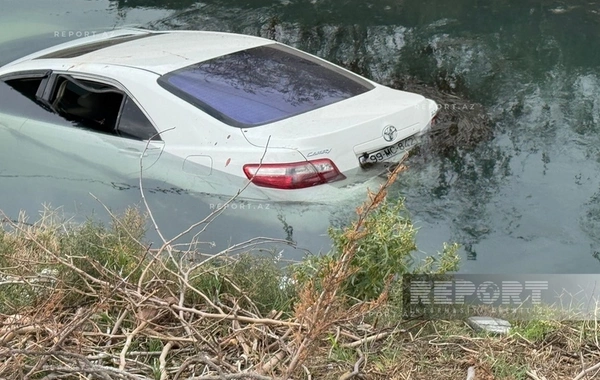 Sumqayıtda Toyota Camry kanala düşüb, xəsarət alanlar var