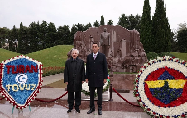 Fənərbağçanın nümayəndələri Heydər Əliyevin məzarını və Şəhidlər xiyabanını ziyarət ediblər