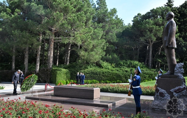 Kambocanın Baş naziri Fəxri xiyabanda Ümummilli Lider Heydər Əliyevin məzarını ziyarət edib