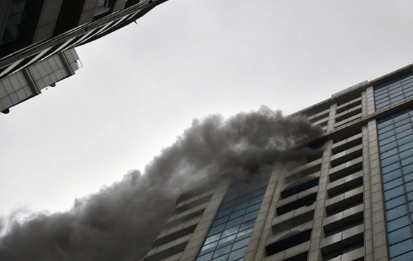 В Баку в многоквартирном доме вспыхнул пожар