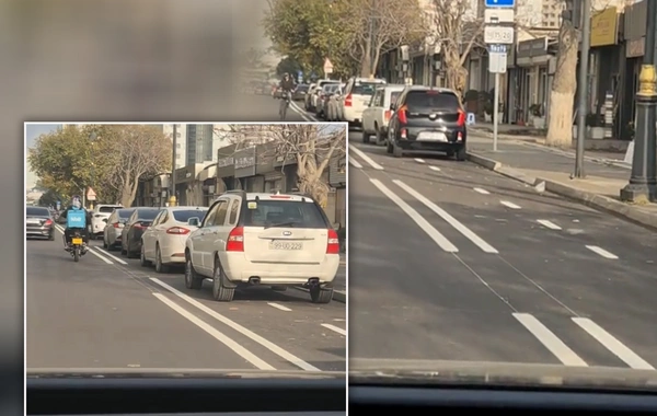 Nərimanovda qəribə hal - Maşınlar velosiped zolağında park edib