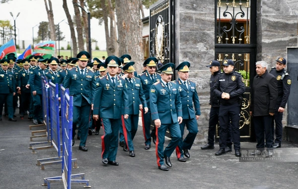 Dövlət rəsmiləri Hərbi Memorial Məzarlığı ziyarət ediblər