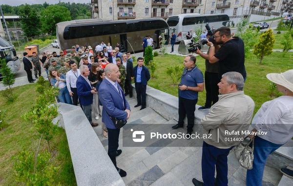 Дипломаты побывали в жилом комплексе в Шуше