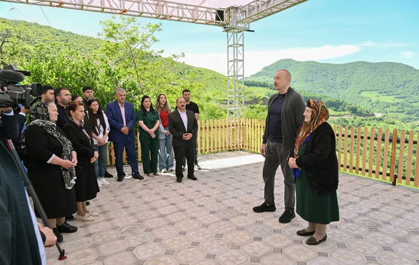 Prezident İlham Əliyev Şuşanın Böyük Qaladərəsi kəndində görülən işlərlə tanış olub, sakinlərlə görüşüb