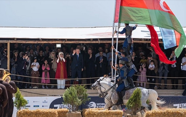 Ərdoğan Qarabağ atları ilə olan çıxışı ayaqüstdə alqışlayıb