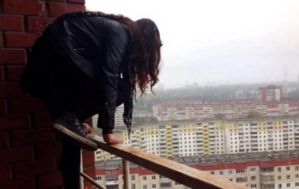 Bakıda 14 yaşlı qız özünü binadan atdı