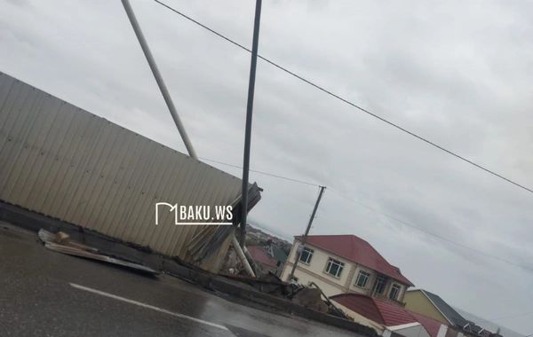 Novxanıda təhlükəli VƏZİYYƏT: İşıq dirəyi hər an yola aşa bilər