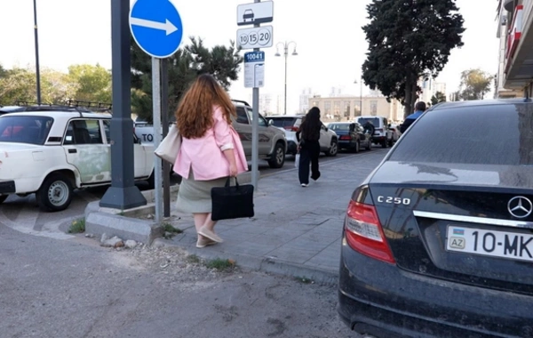 DİN səkilərdə avtomobillərini park edən sürücülərə müraciət ünvanlayıb