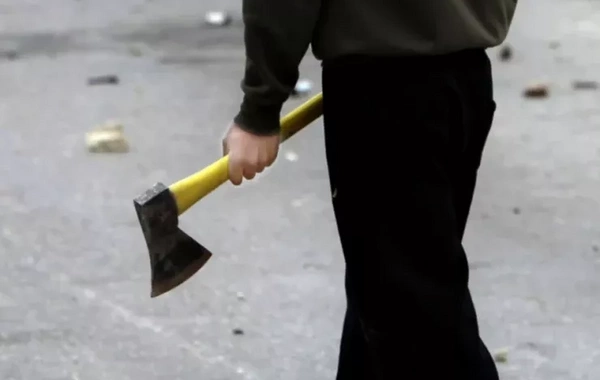 Parkda uşaqları balta ilə qovan şəxs SAXLANILDI