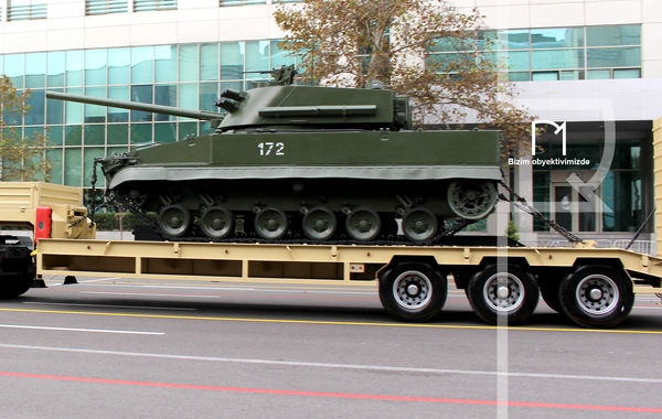 В Баку прошел марш военнослужащих в честь Дня Победы