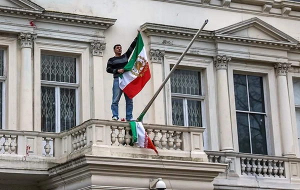 İranın Milandakı konsulluğunun lövhəsi sökülüb