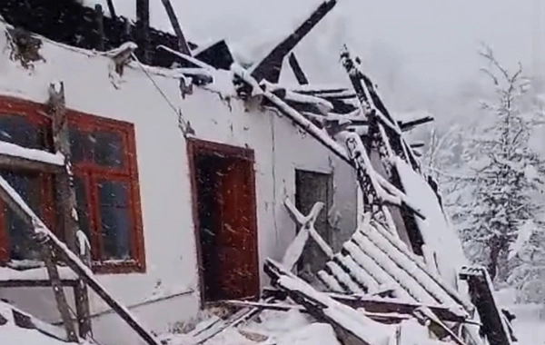 Lerikdə güclü qar evin dam örtüyünü uçurub