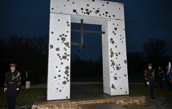 Azərbaycan və Slovakiya prezidentləri Bratislavada "Azadlıq Qapısı" abidəsini ziyarət ediblər