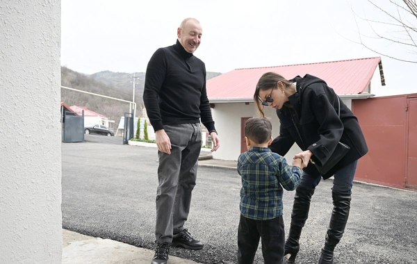 İlham Əliyev Xocavəndin Xanoba kəndində fərdi evlərin və infrastrukturun bərpası sahəsində görülən işlərlə tanış olub