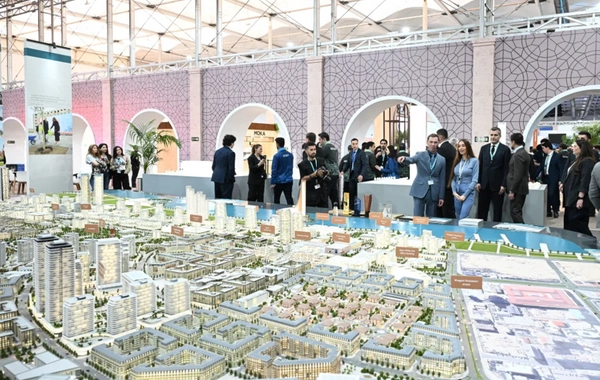 Leyla və Arzu Əliyevalar "Urban Expo" sərgisi ilə tanış olublar