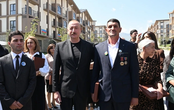 Президент Ильхам Алиев встретился с жителями города Кельбаджар, вручил им ключи от квартир