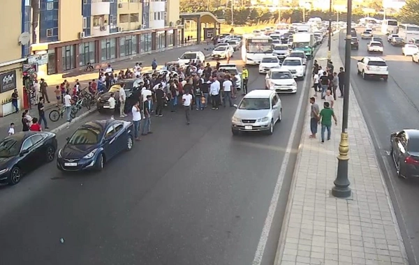 Bakıda avtomobil piyadanı vurub, yolda sıxlıq yaranıb
