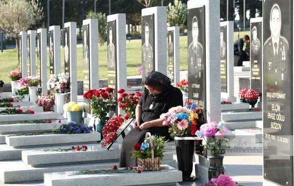 Vətən müharibəsinin ildönümü ilə əlaqədar Hərbi Memorial Məzarlığa ziyarət başlayıb