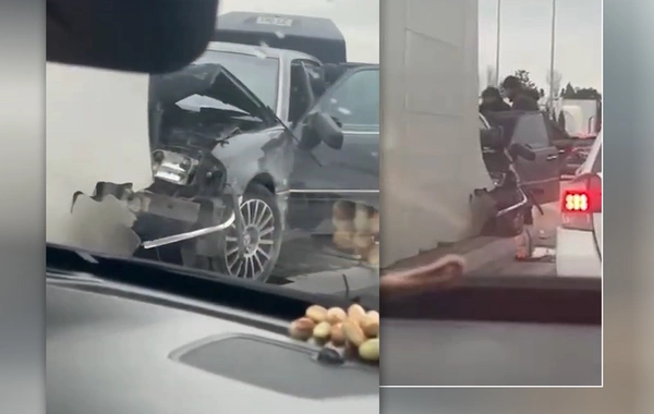 Koroğluda qəza: Maşın yerüstü keçidin sütununa çırpılıb