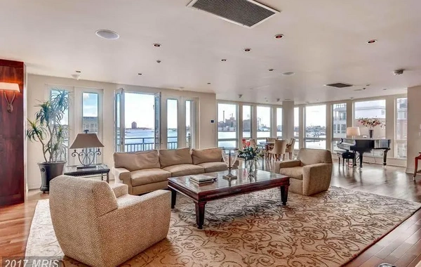 Evsiz qalan məşhur aktyor otellərdə yaşayır