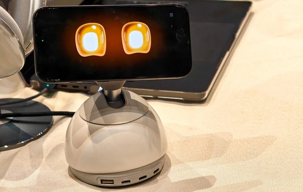 Для iPhone сделали зарядку, превращающую смартфон в робота