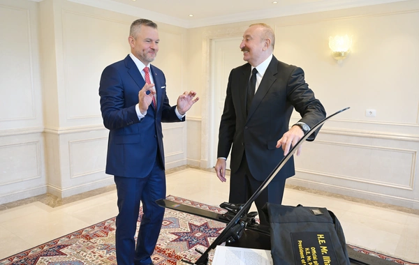 Peter Pelleqrini İlham Əliyevə xizək hədiyyə etdi