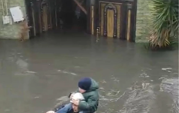 Keşlədə 58 nəfər təxliyə edilib, Bakıda su basmış yerlər təmizlənir