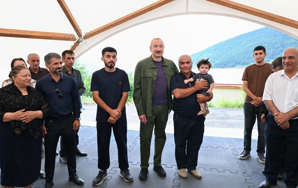 Президент ознакомился с работами, проведенными в селе Кичик Галадереси, и встретился с его жителями