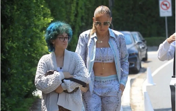 Qonaqlığa gedən Cennifer Lopezlə qızının sadə geyimi müzakirələrə səbəb oldu