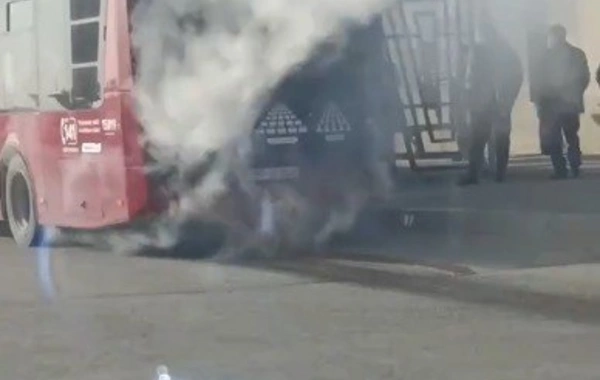 163 nömrəli avtobus TÜSTÜLƏDİ - Sərnişinlər üçün ehtiyat avtobus göndərildi