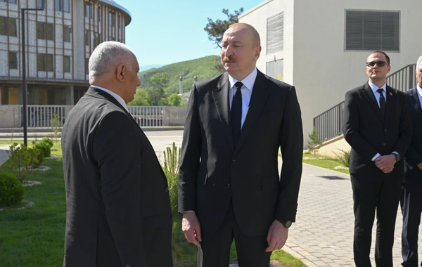 İlham Əliyev Zəngilanda ilk yaşayış kompleksinə köçən ailələrlə görüşüb