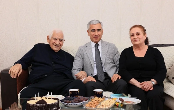 Anar Ələkbərov Xalq şairi Nəriman Həsənzadəni evində ziyarət edib