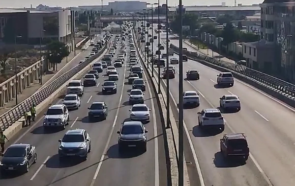Bakının bir sıra yollarında tıxac yaranıb