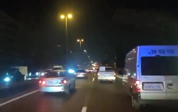 Водители Баку оперативно расступились перед машиной скорой помощи