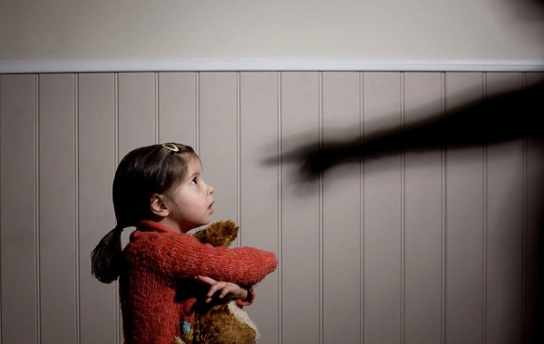 Uşağa tərbiyə məqsədilə zorakılıq göstərən şəxs cərimə olunacaq