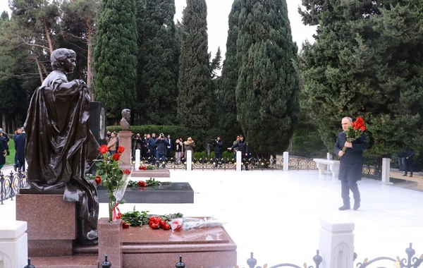 Prokurorluq əməkdaşları anım günü ilə bağlı Fəxri Xiyabanı ziyarət edib