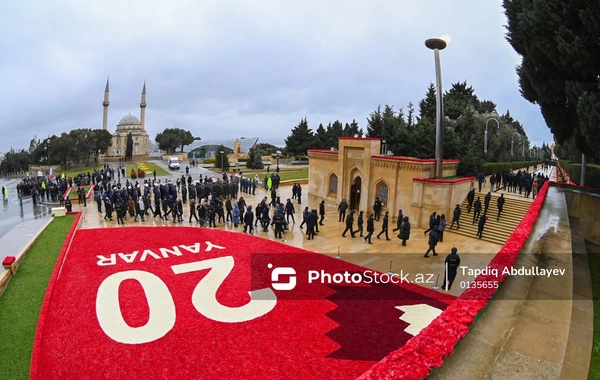 FHN kollektivi Ümumxalq Hüzn Günü ilə əlaqədar Şəhidlər xiyabanını ziyarət edib