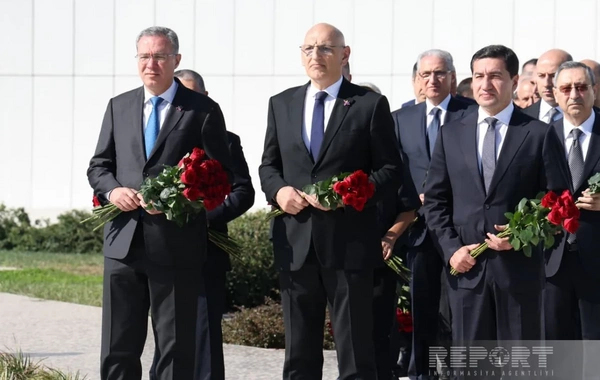 Dövlət və hökumət rəsmiləri Bakıdakı Zəfər parkında olublar