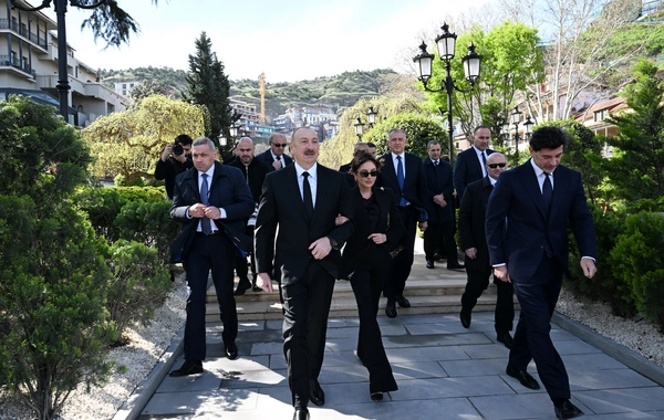 Президент Ильхам Алиев посетил памятник общенациональному лидеру Гейдару Алиеву в Тбилиси