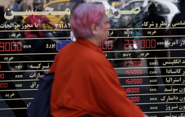 İranda dolların məzənnəsi rekord həddə çatdı – 2,3 milyon rialı keçdi