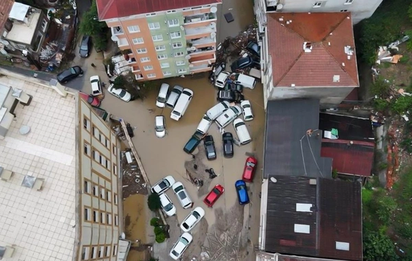 İstanbuldakı leysandan sonra MƏNZƏRƏ - 50-dən çox avtomobil tərsinə çevrildi