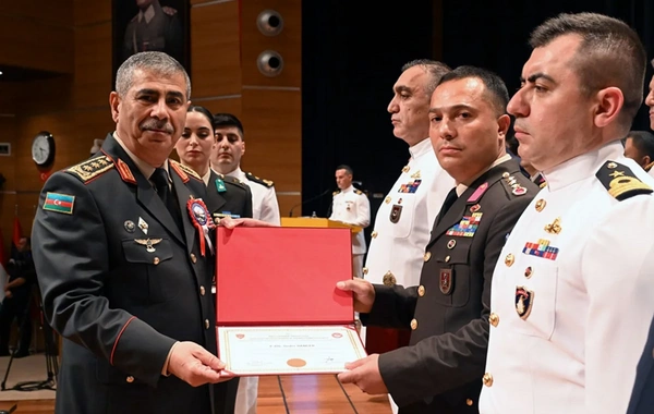 Zakir Həsənov Türkiyədə azərbaycanlı məzunlara diplomlarını təqdim edib