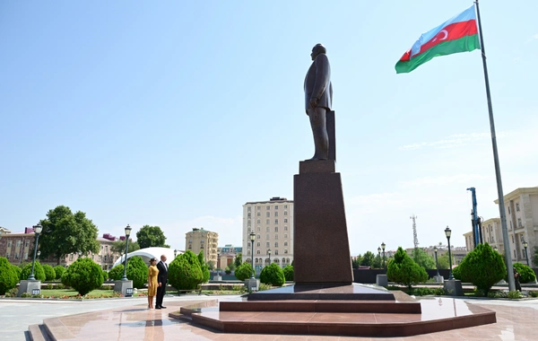 İlham Əliyev Ümummilli Liderin Naxçıvan şəhərinin mərkəzində ucaldılan abidəsini ziyarət edib